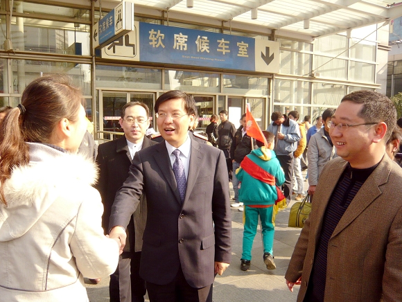 华东理工大学团委书记宋来陪同共青团上海市委副书记陈凯慰问环球360游戏志愿者