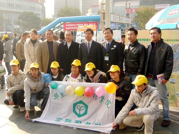 共青团各位领导与环球360游戏大学生志愿者合影